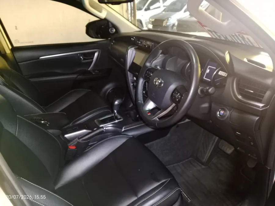 Foto Mobil Bekas Kabin Depan Toyota Fortuner 2.8 4X2 VRZ tahun 2022