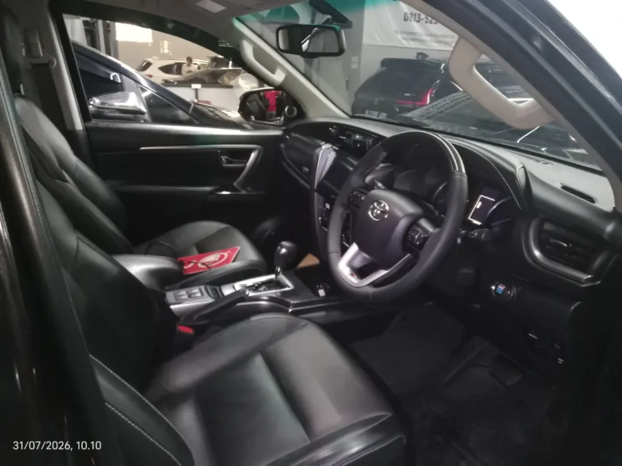 Foto Mobil Bekas Kabin Depan Toyota Fortuner 2.8 4X2 VRZ tahun 2022