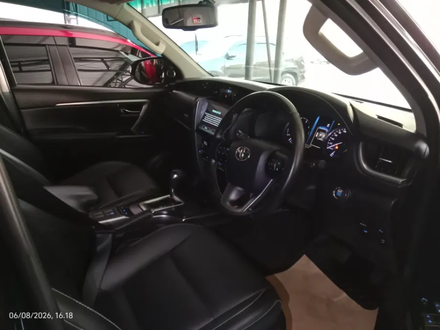 Foto Mobil Bekas Kabin Depan Toyota Fortuner 2.8 4X2 VRZ tahun 2022