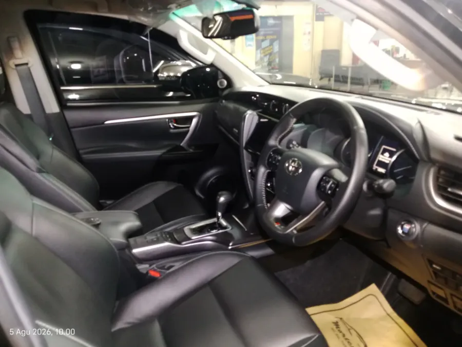 Foto Mobil Bekas Kabin Depan Toyota Fortuner 2.8 4X2 VRZ tahun 2022