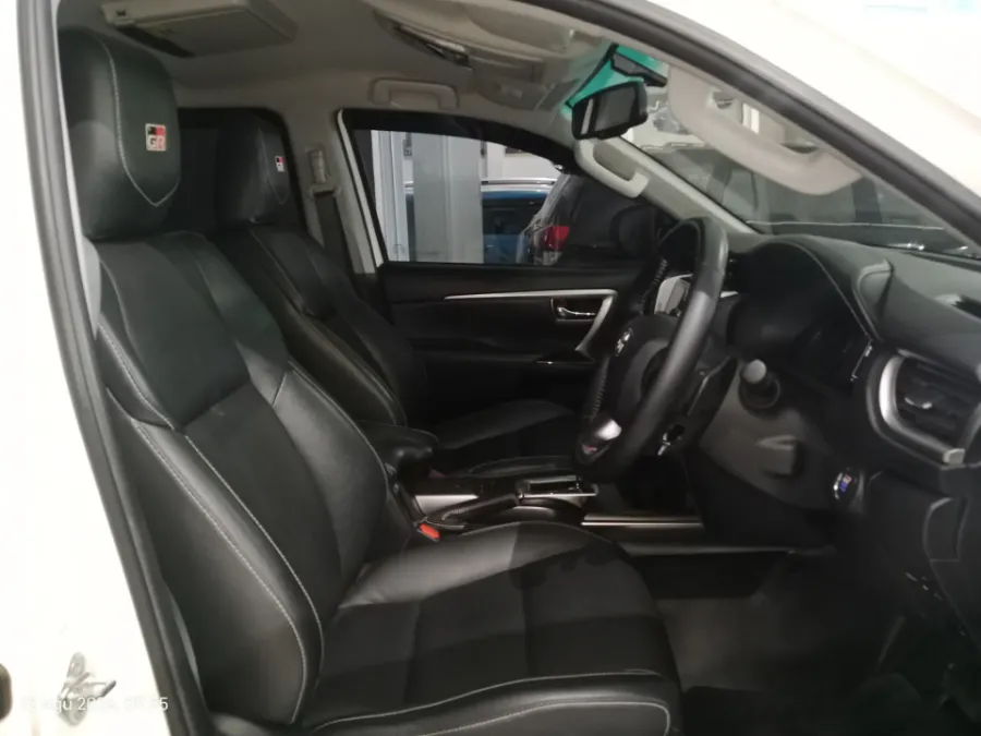 Foto Mobil Bekas Kabin Depan Toyota Fortuner 2.8 4X2 VRZ tahun 2022