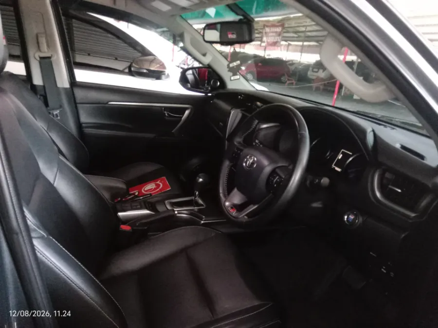 Foto Mobil Bekas Kabin Depan Toyota Fortuner 2.8 4X2 VRZ tahun 2022