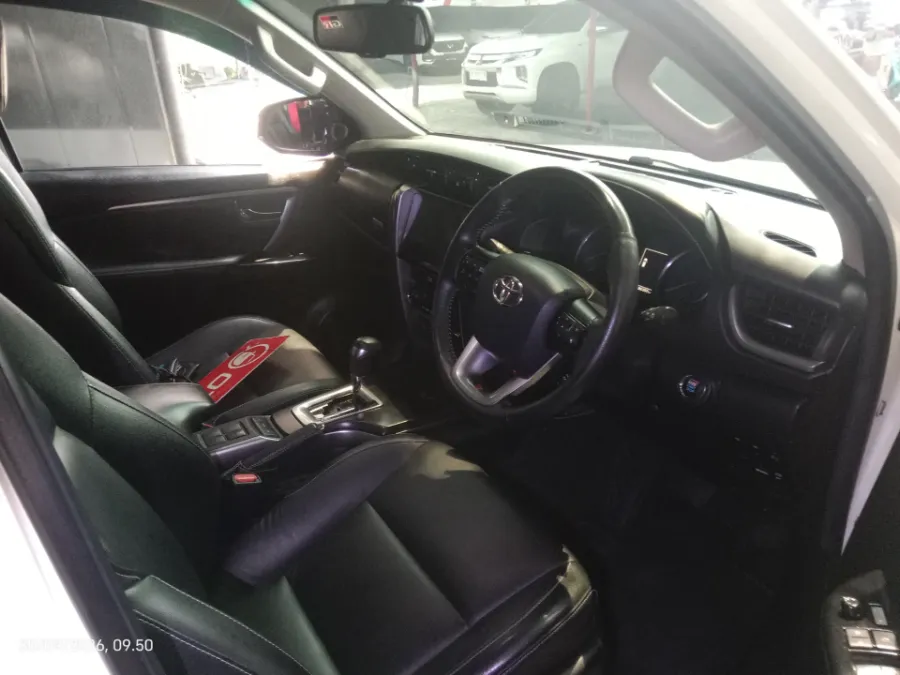 Foto Mobil Bekas Kabin Depan Toyota Fortuner 2.8 4X2 VRZ tahun 2022