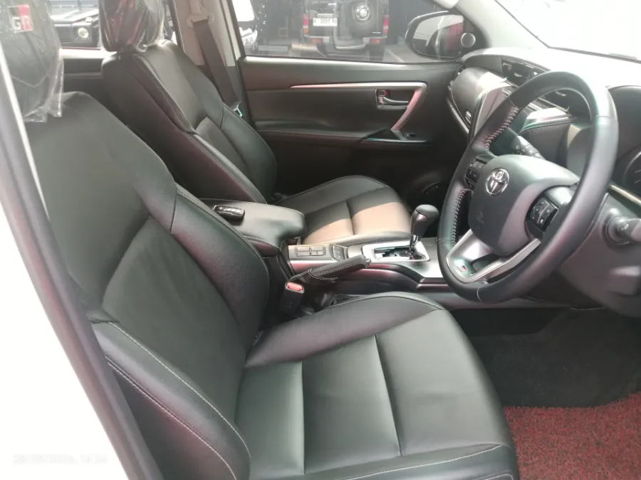 Foto Mobil Bekas Kabin Depan Toyota Fortuner 2.8 4X2 VRZ tahun 2022