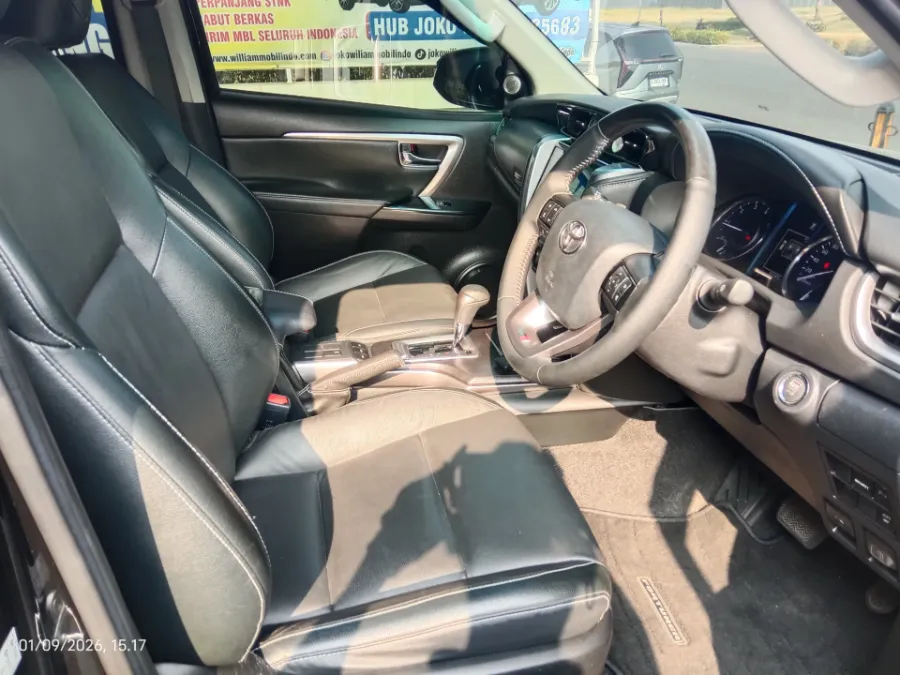 Foto Mobil Bekas Kabin Depan Toyota Fortuner 2.8 4X2 VRZ tahun 2022