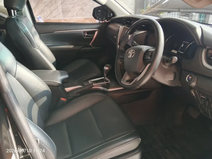 Foto Mobil Bekas Kabin Depan Toyota Fortuner 2.8 4X2 VRZ tahun 2022