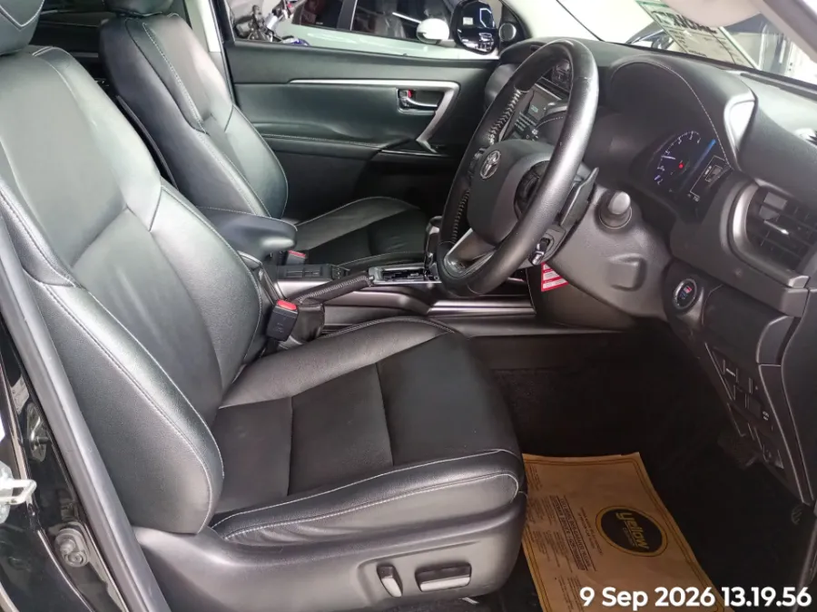 Foto Mobil Bekas Kabin Depan Toyota Fortuner 2.8 4X2 VRZ tahun 2022