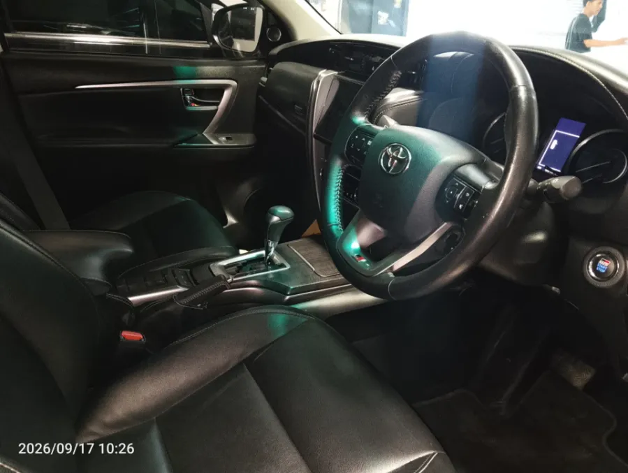 Foto Mobil Bekas Kabin Depan Toyota Fortuner 2.8 4X2 VRZ tahun 2022