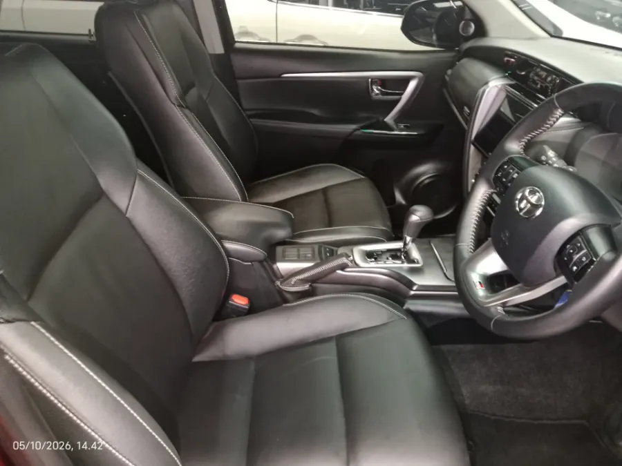 Foto Mobil Bekas Kabin Depan Toyota Fortuner 2.8 4X2 VRZ tahun 2022