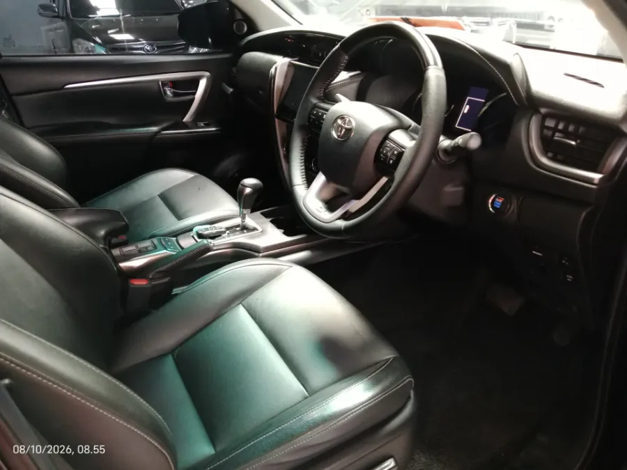 Foto Mobil Bekas Kabin Depan Toyota Fortuner 2.8 4X2 VRZ tahun 2022