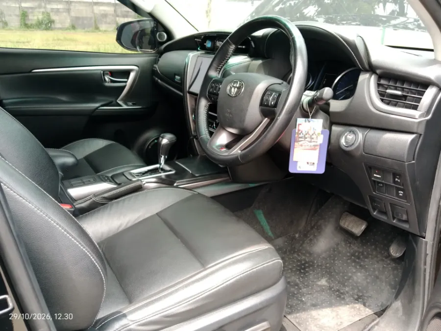 Foto Mobil Bekas Kabin Depan Toyota Fortuner 2.8 4X2 VRZ tahun 2022