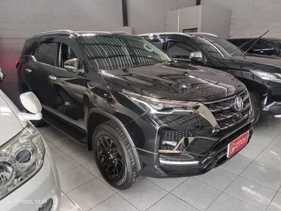 Foto Mobil Bekas Kanan Depan Toyota Fortuner 2.8 4X2 VRZ tahun 2022