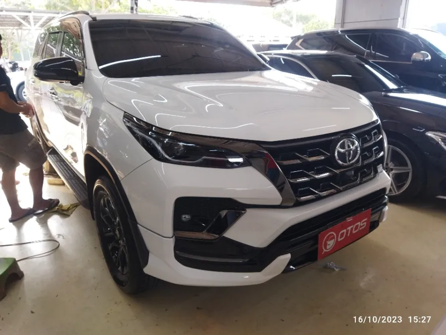 Foto Mobil Bekas Kanan Depan Toyota Fortuner 2.8 4X2 VRZ tahun 2022