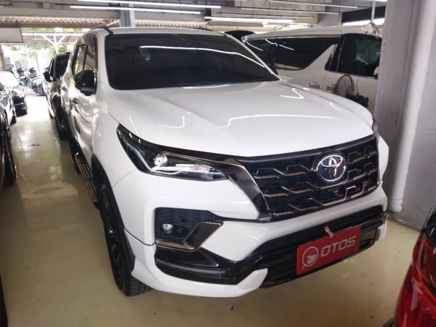 Foto Mobil Bekas Kanan Depan Toyota Fortuner 2.8 4X2 VRZ tahun 2022