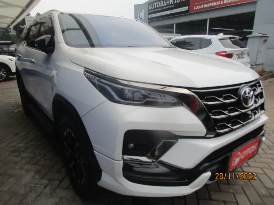 Foto Mobil Bekas Kanan Depan Toyota Fortuner 2.8 4X2 VRZ tahun 2022
