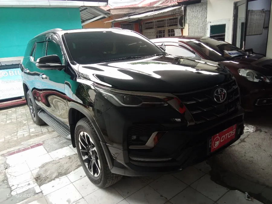 Foto Mobil Bekas Kanan Depan Toyota Fortuner 2.8 4X2 VRZ tahun 2022