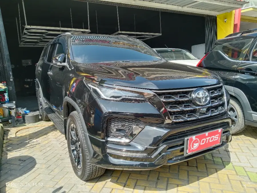 Foto Mobil Bekas Kanan Depan Toyota Fortuner 2.8 4X2 VRZ tahun 2022