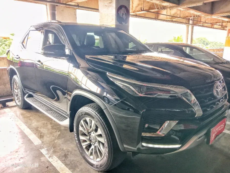 Foto Mobil Bekas Kanan Depan Toyota Fortuner 2.8 4X2 VRZ tahun 2022