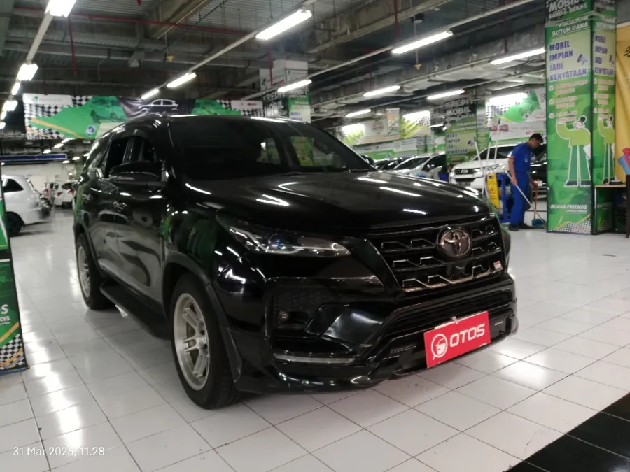 Foto Mobil Bekas Kanan Depan Toyota Fortuner 2.8 4X2 VRZ tahun 2022