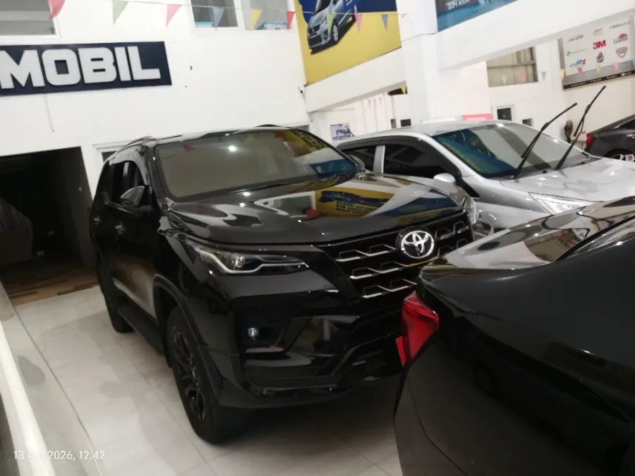 Foto Mobil Bekas Kanan Depan Toyota Fortuner 2.8 4X2 VRZ tahun 2022