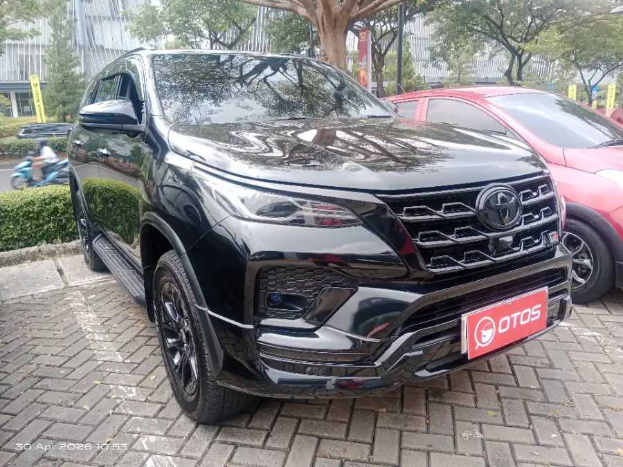 Foto Mobil Bekas Kanan Depan Toyota Fortuner 2.8 4X2 VRZ tahun 2022