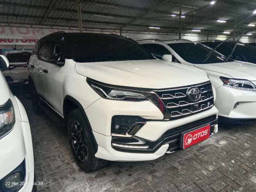 Foto Mobil Bekas Kanan Depan Toyota Fortuner 2.8 4X2 VRZ tahun 2022
