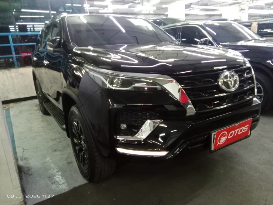 Foto Mobil Bekas Kanan Depan Toyota Fortuner 2.8 4X2 VRZ tahun 2022