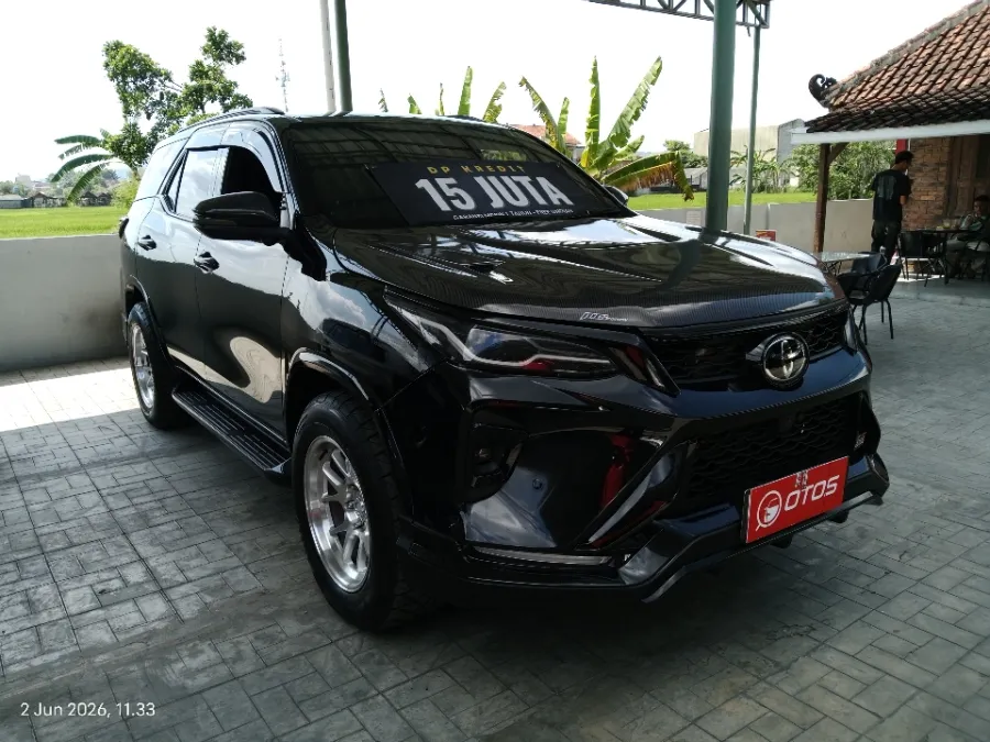Foto Mobil Bekas Kanan Depan Toyota Fortuner 2.8 4X2 VRZ tahun 2022