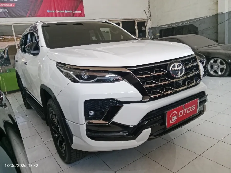 Foto Mobil Bekas Kanan Depan Toyota Fortuner 2.8 4X2 VRZ tahun 2022