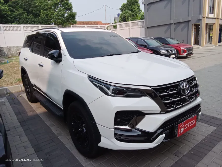 Foto Mobil Bekas Kanan Depan Toyota Fortuner 2.8 4X2 VRZ tahun 2022