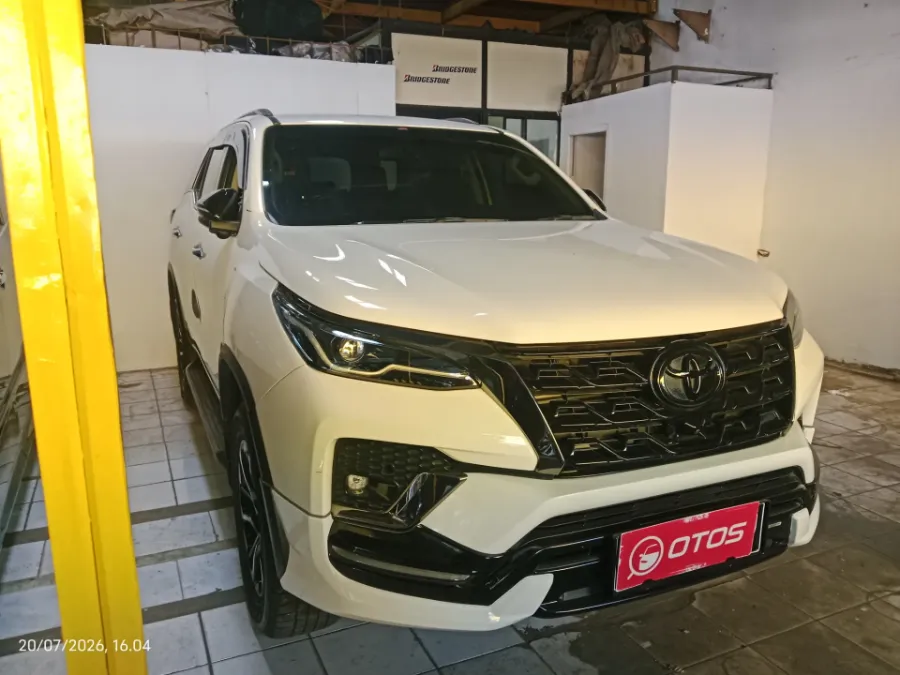 Foto Mobil Bekas Kanan Depan Toyota Fortuner 2.8 4X2 VRZ tahun 2022