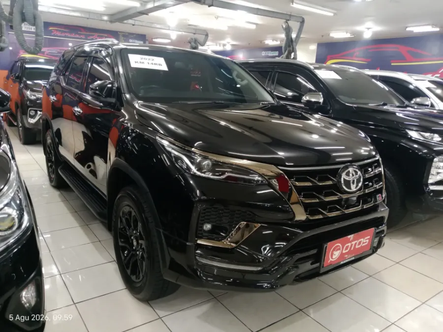 Foto Mobil Bekas Kanan Depan Toyota Fortuner 2.8 4X2 VRZ tahun 2022