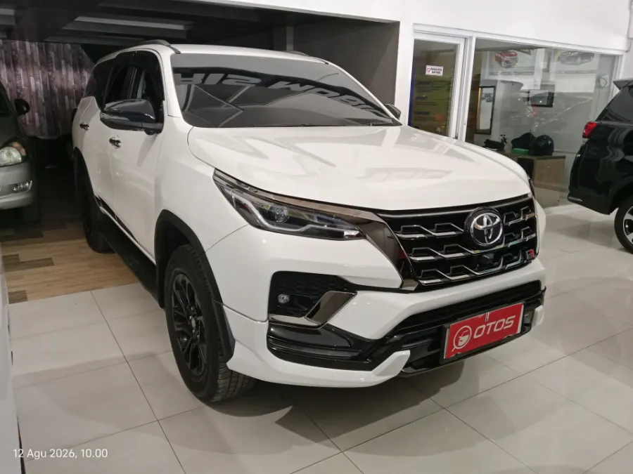 Foto Mobil Bekas Kanan Depan Toyota Fortuner 2.8 4X2 VRZ tahun 2022
