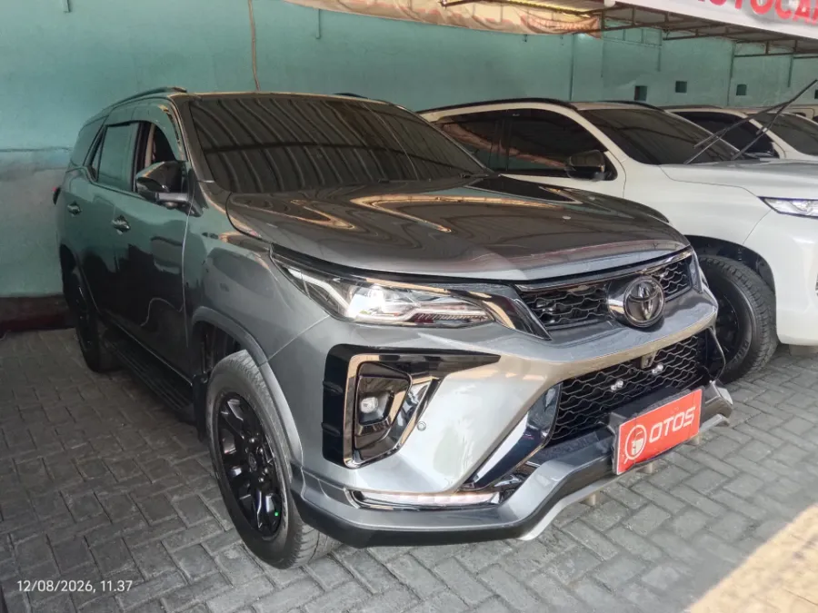 Foto Mobil Bekas Kanan Depan Toyota Fortuner 2.8 4X2 VRZ tahun 2022