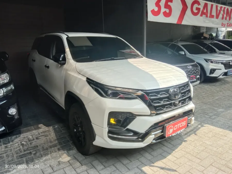 Foto Mobil Bekas Kanan Depan Toyota Fortuner 2.8 4X2 VRZ tahun 2022