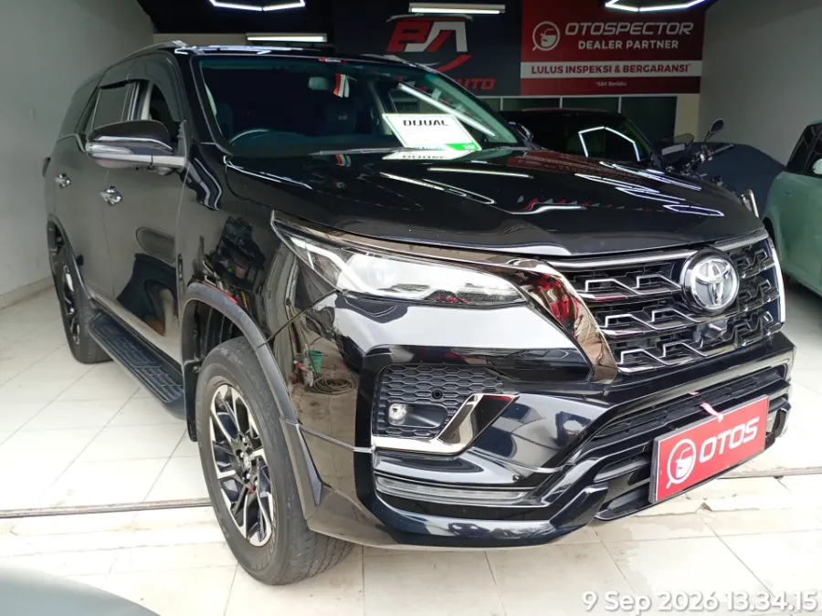 Foto Mobil Bekas Kanan Depan Toyota Fortuner 2.8 4X2 VRZ tahun 2022
