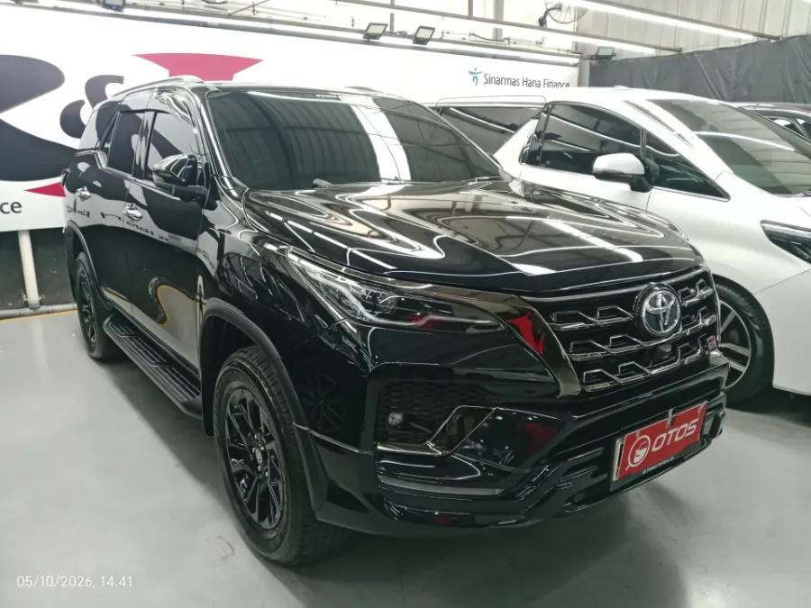 Foto Mobil Bekas Kanan Depan Toyota Fortuner 2.8 4X2 VRZ tahun 2022