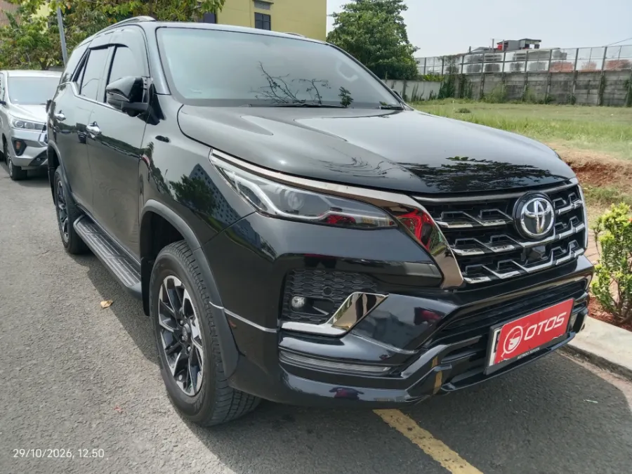 Foto Mobil Bekas Kanan Depan Toyota Fortuner 2.8 4X2 VRZ tahun 2022
