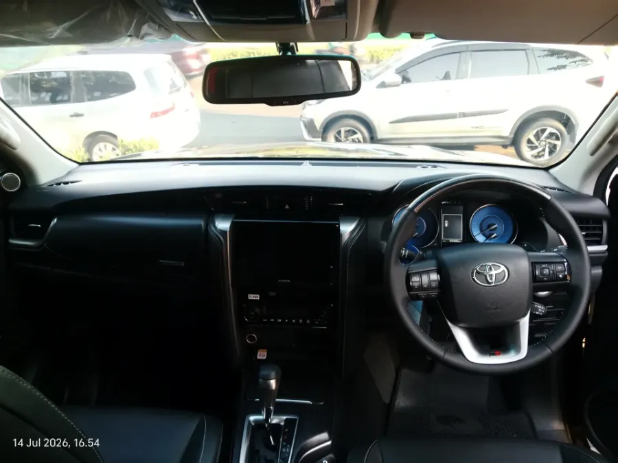 Foto Mobil Bekas Dashboard Toyota Fortuner 2.8 4X2 VRZ tahun 2023