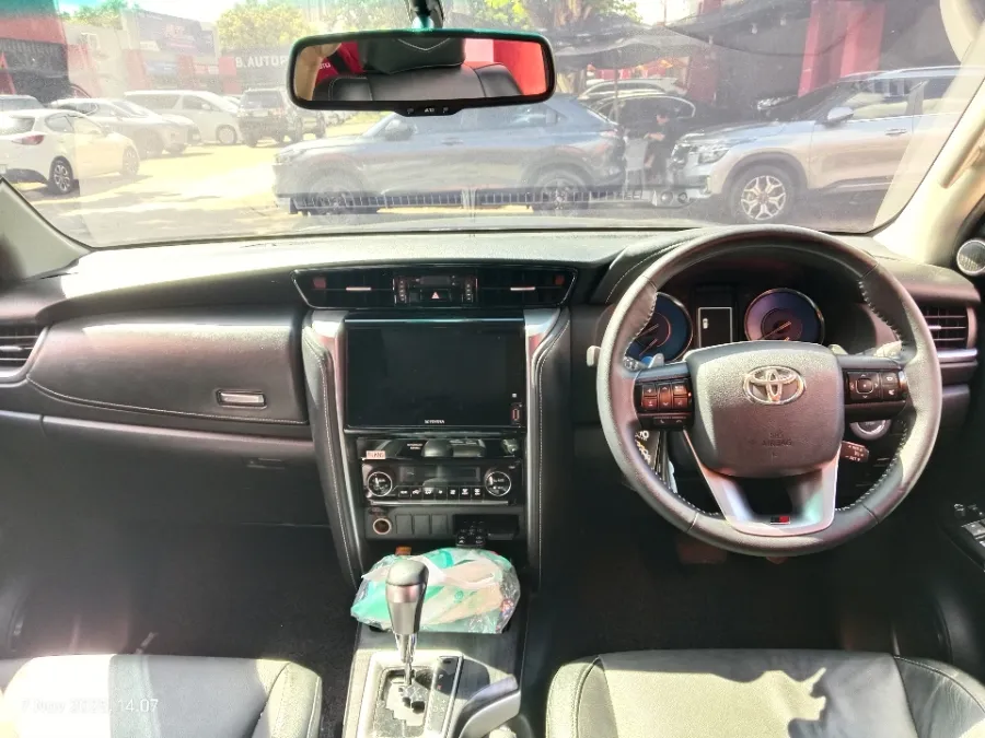 Foto Mobil Bekas Dashboard Toyota Fortuner 2.8 4X2 VRZ tahun 2023