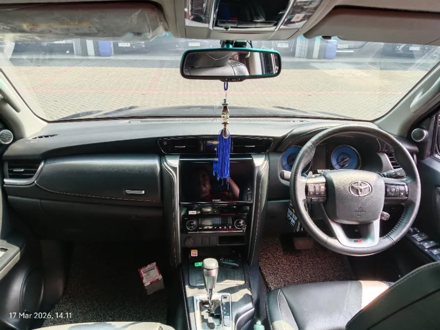 Foto Mobil Bekas Dashboard Toyota Fortuner 2.8 4X2 VRZ tahun 2023