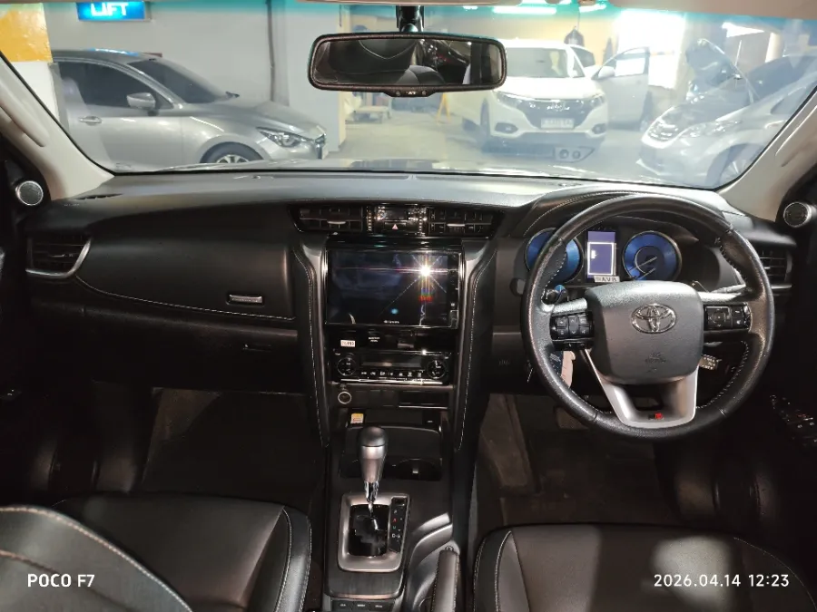 Foto Mobil Bekas Dashboard Toyota Fortuner 2.8 4X2 VRZ tahun 2023