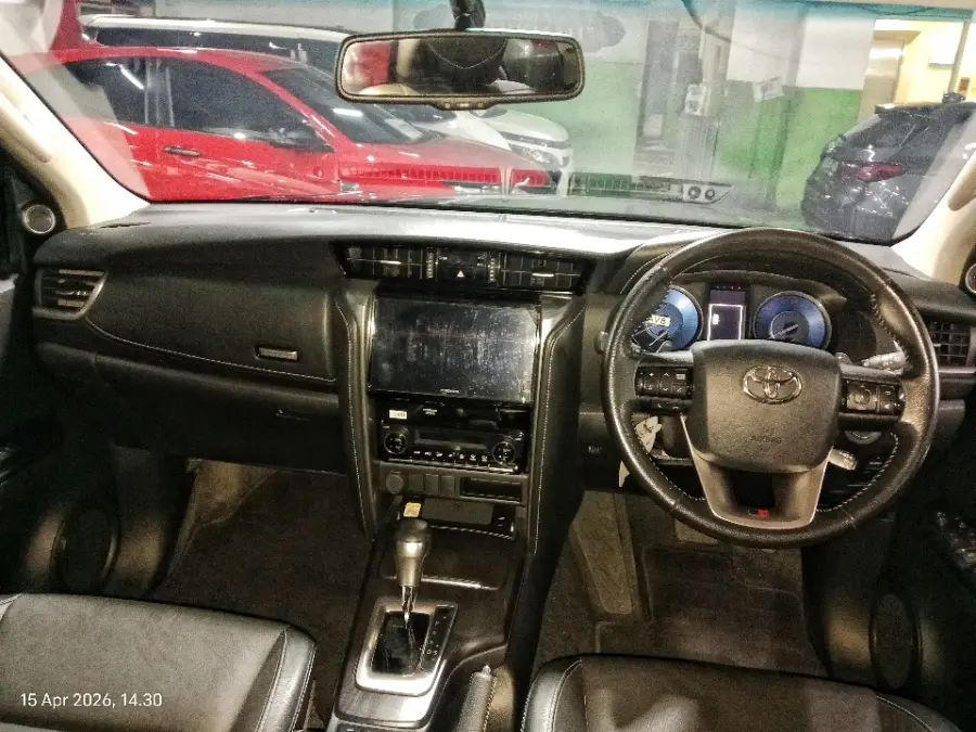Foto Mobil Bekas Dashboard Toyota Fortuner 2.8 4X2 VRZ tahun 2023
