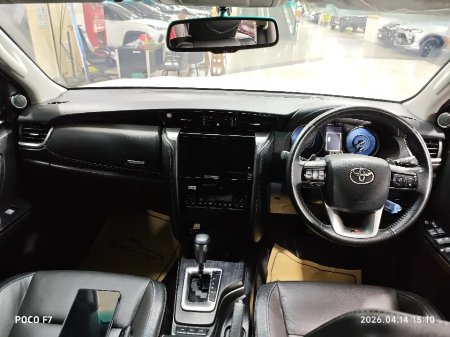 Foto Mobil Bekas Dashboard Toyota Fortuner 2.8 4X2 VRZ tahun 2023