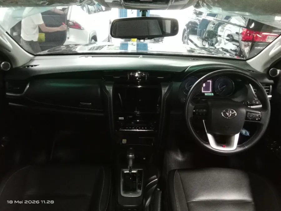 Foto Mobil Bekas Dashboard Toyota Fortuner 2.8 4X2 VRZ tahun 2023