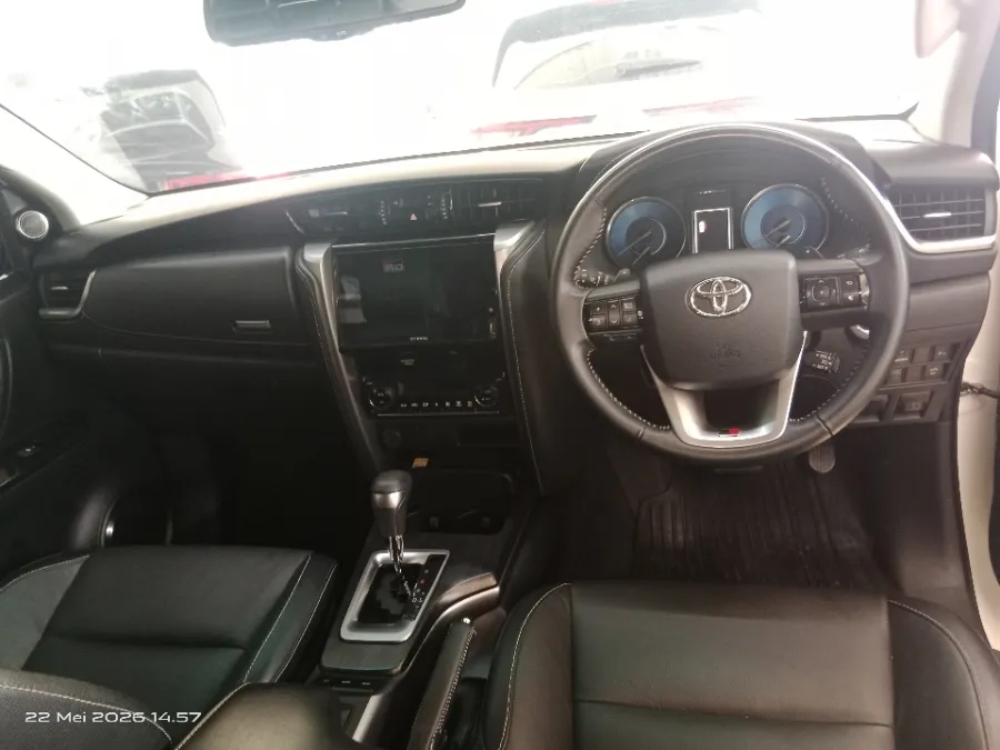 Foto Mobil Bekas Dashboard Toyota Fortuner 2.8 4X2 VRZ tahun 2023
