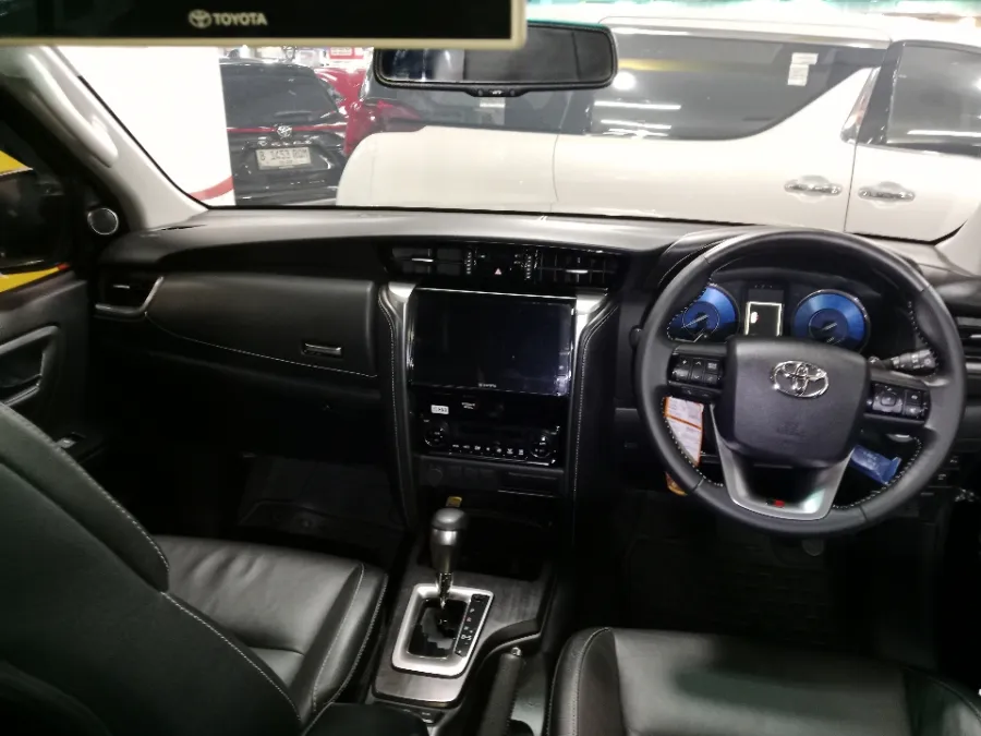 Foto Mobil Bekas Dashboard Toyota Fortuner 2.8 4X2 VRZ tahun 2023