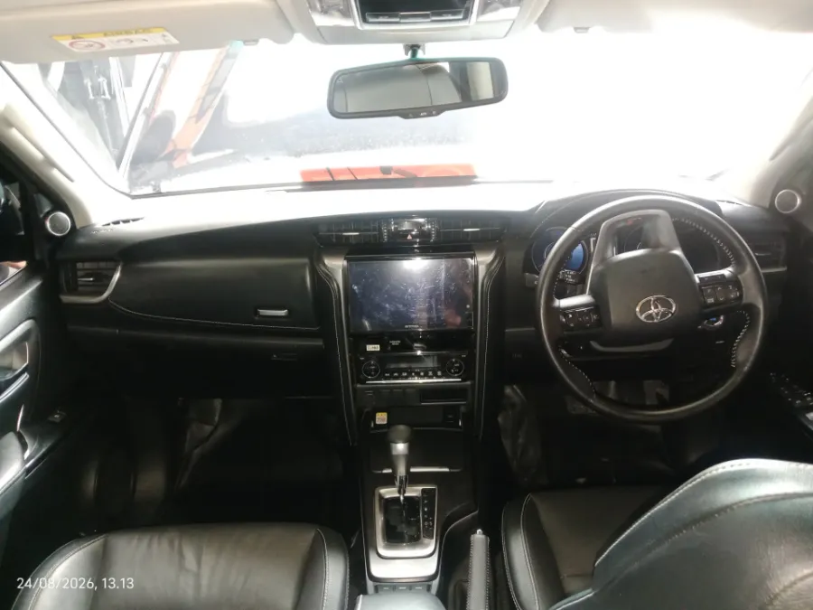 Foto Mobil Bekas Dashboard Toyota Fortuner 2.8 4X2 VRZ tahun 2023