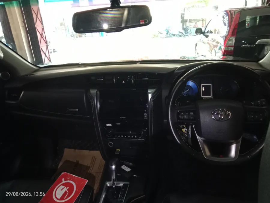 Foto Mobil Bekas Dashboard Toyota Fortuner 2.8 4X2 VRZ tahun 2023