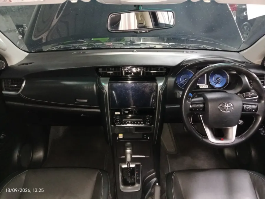 Foto Mobil Bekas Dashboard Toyota Fortuner 2.8 4X2 VRZ tahun 2023